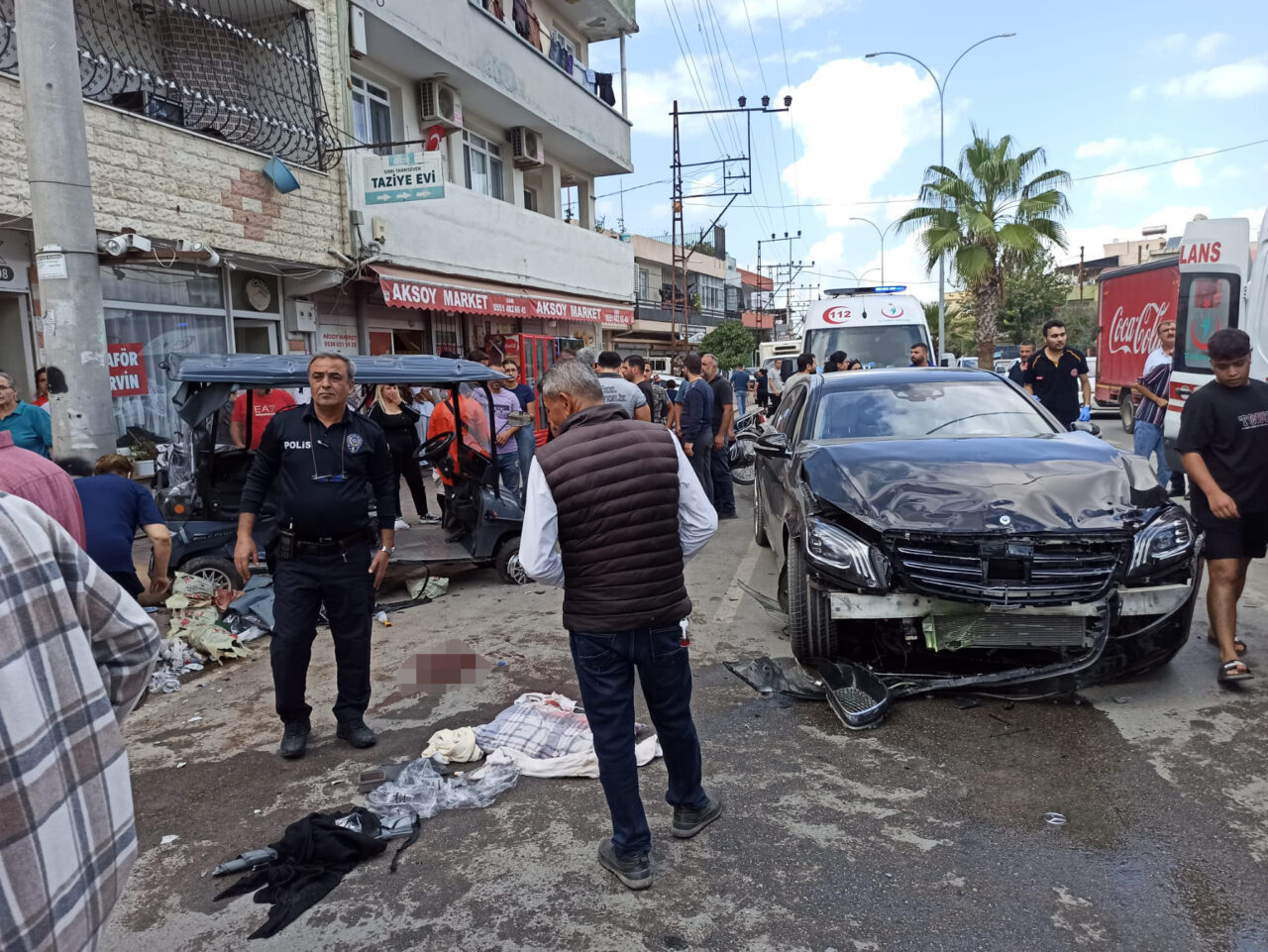 Adana'nın Seyhan ilçesinde, otomobille çarpışan elektrikli golf aracındaki 3 kişi