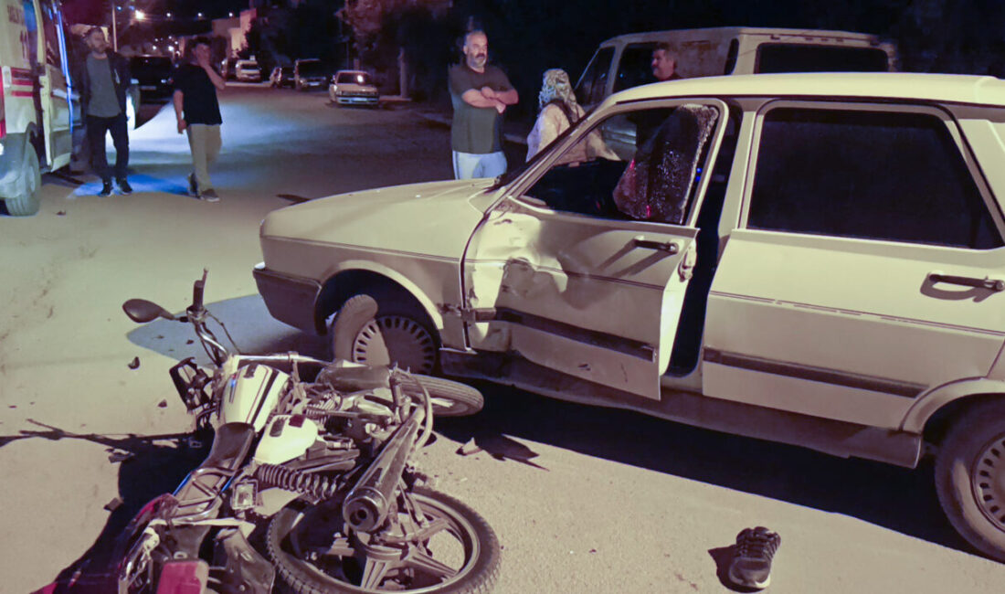 Adana'nın Kozan ilçesinde otomobille çarpışan motosikletin sürücüsü yaralandı.