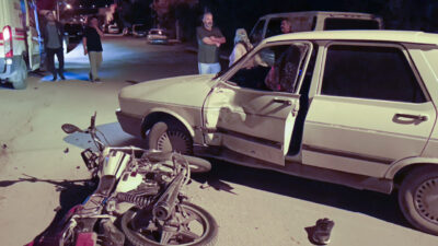 Adana'nın Kozan ilçesinde otomobille çarpışan motosikletin sürücüsü yaralandı.