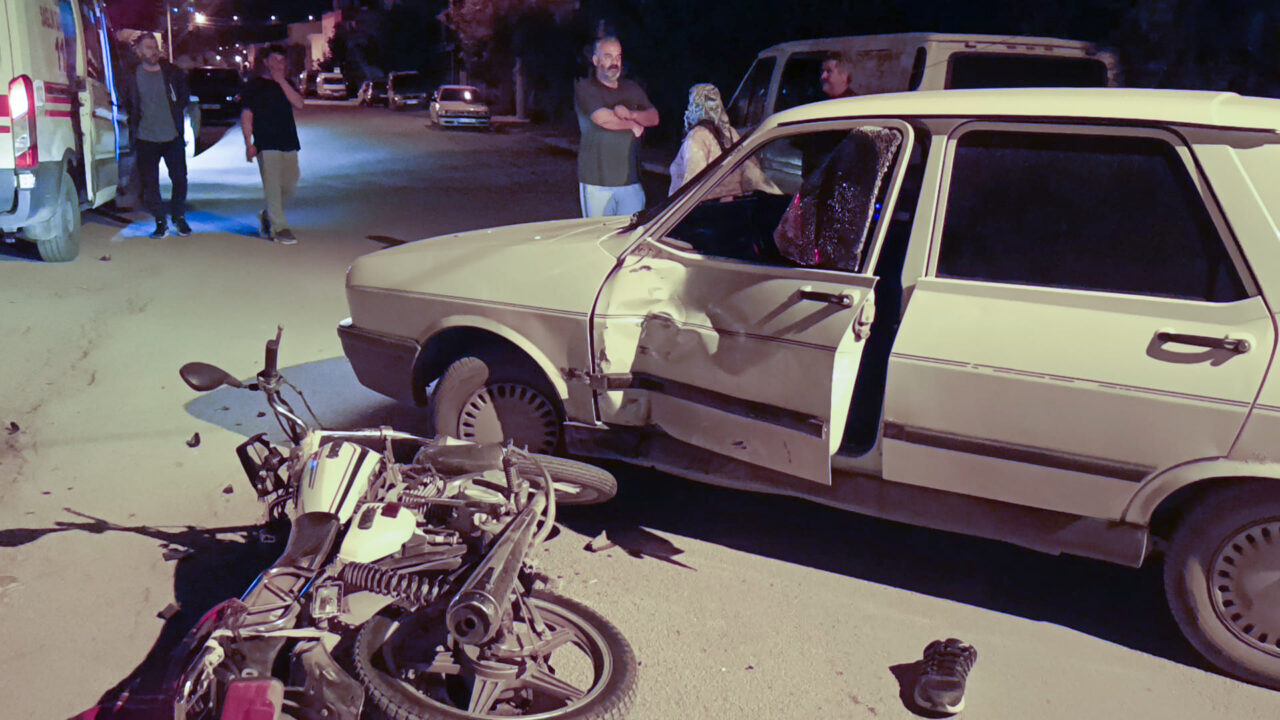 Adana'nın Kozan ilçesinde otomobille çarpışan motosikletin sürücüsü yaralandı.