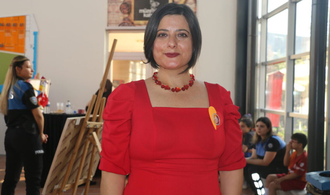 Adana'da özel gereksinimli 30 çocuğun yaptığı "Galatasaray" temalı resimler, düzenlenen