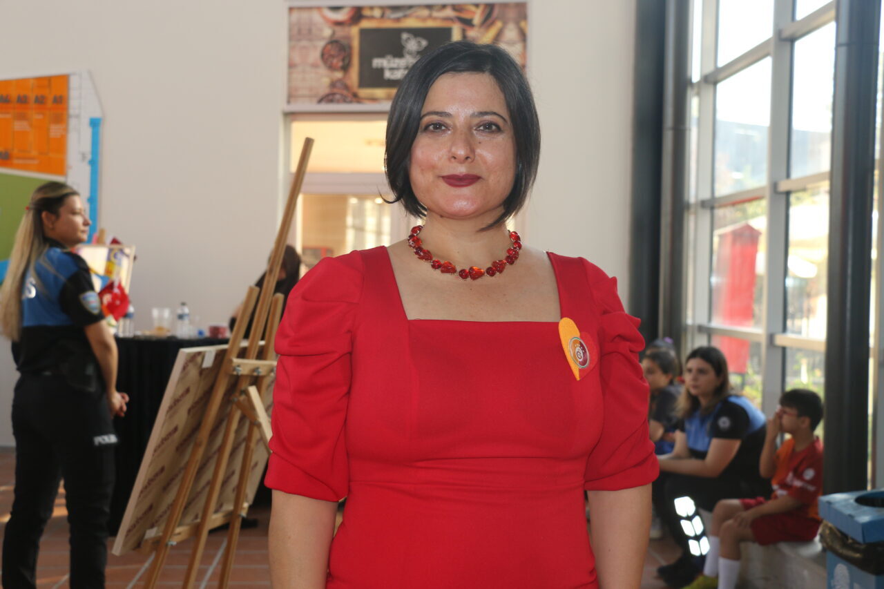 Adana'da özel gereksinimli 30 çocuğun yaptığı "Galatasaray" temalı resimler, düzenlenen