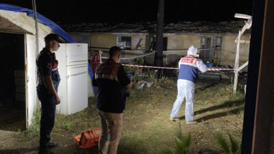 Adana'nın Ceyhan ilçesinde annesini çalıştığı iş yerinde silahla yaralayıp iş