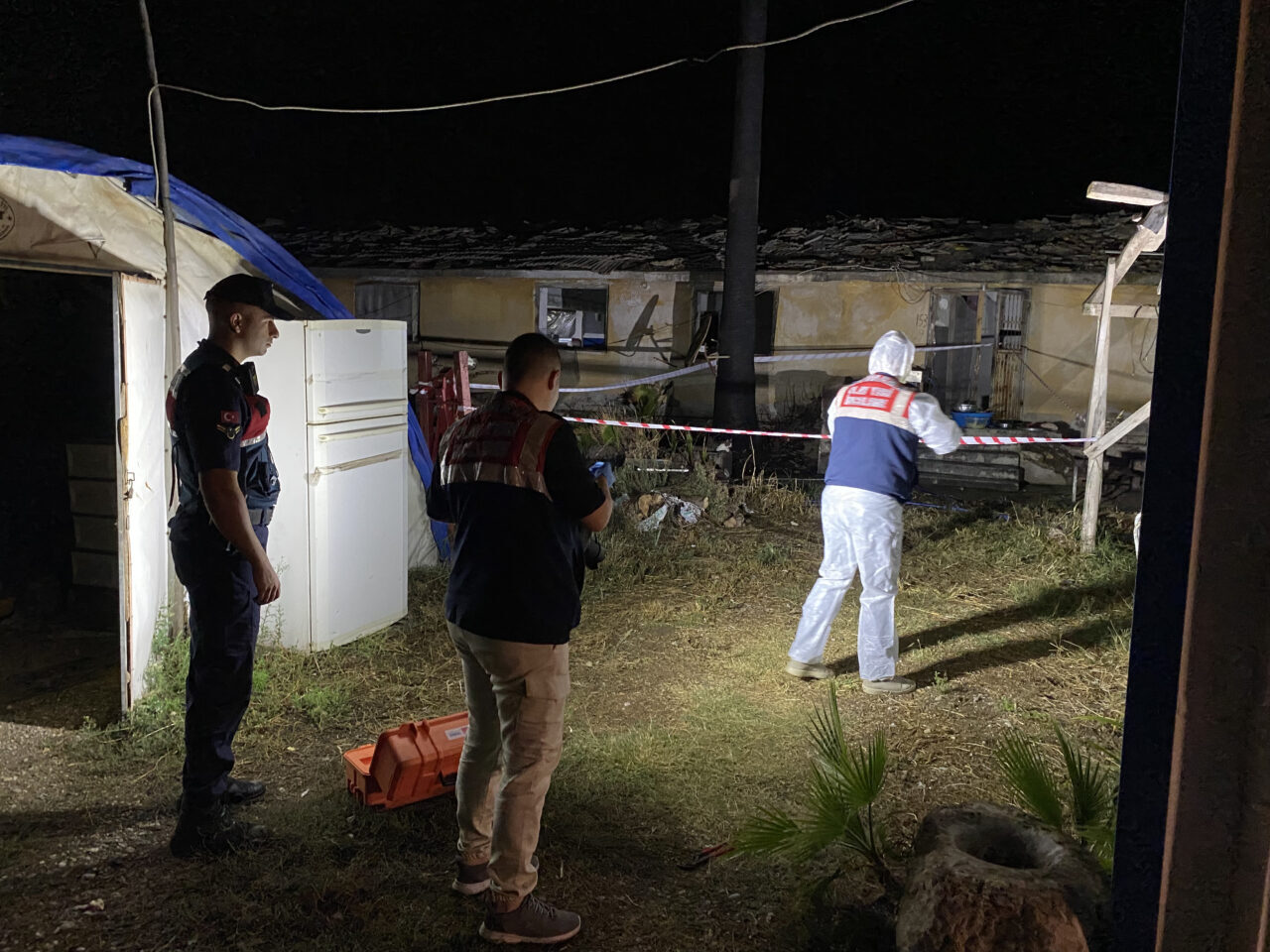 Adana'nın Ceyhan ilçesinde annesini çalıştığı iş yerinde silahla yaralayıp iş