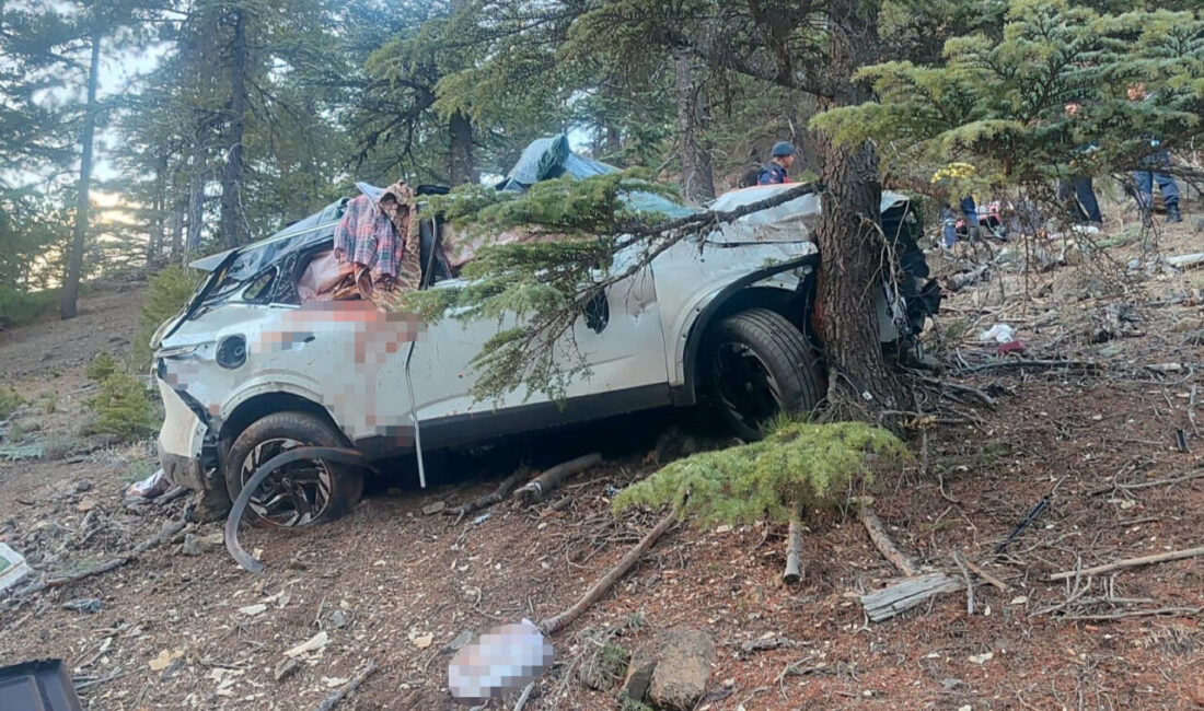  Adana'nın Pozantı ilçesinde uçuruma yuvarlanan cipteki karı koca yaşamını yitirdi.