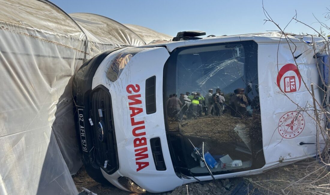 Adıyaman'ın Samsat ilçesinde yaralıları taşıyan ambulans ile otomobilin çarpışması sonucu
