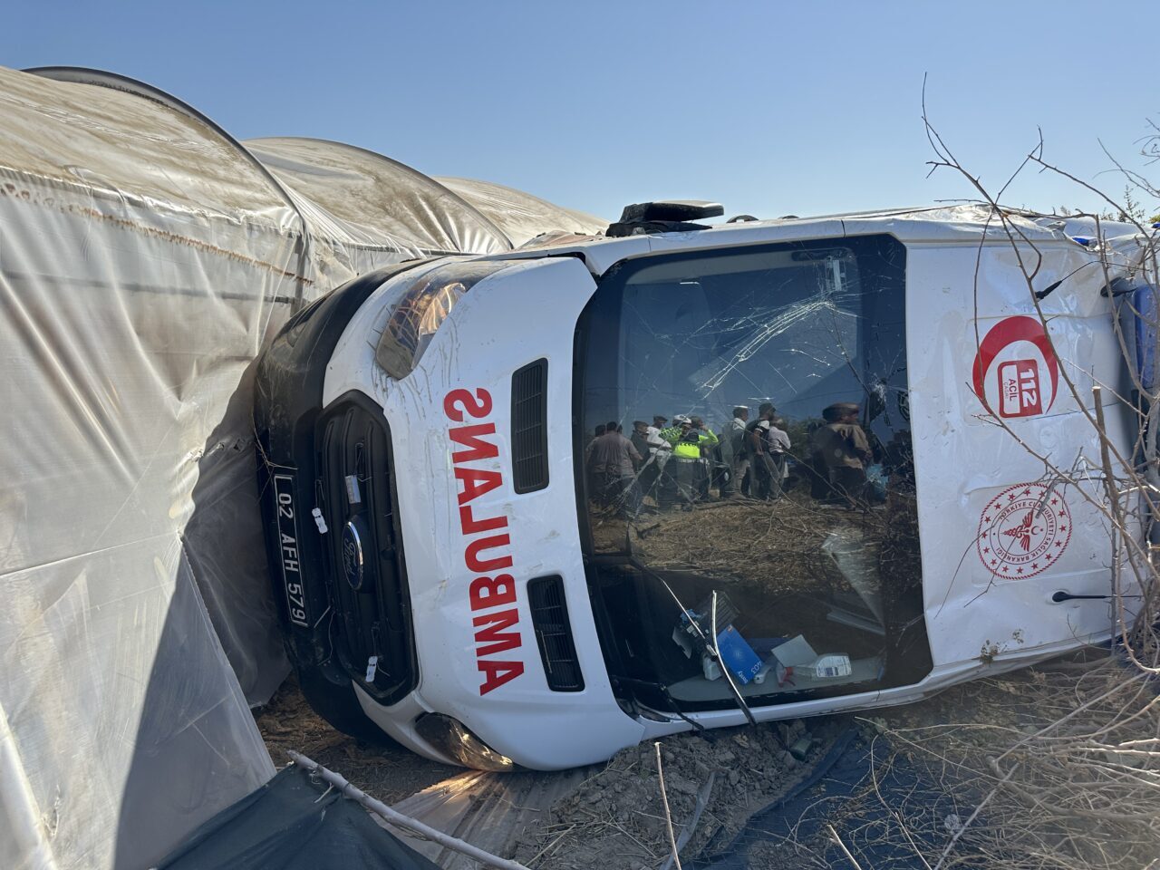 Adıyaman'ın Samsat ilçesinde yaralıları taşıyan ambulans ile otomobilin çarpışması sonucu
