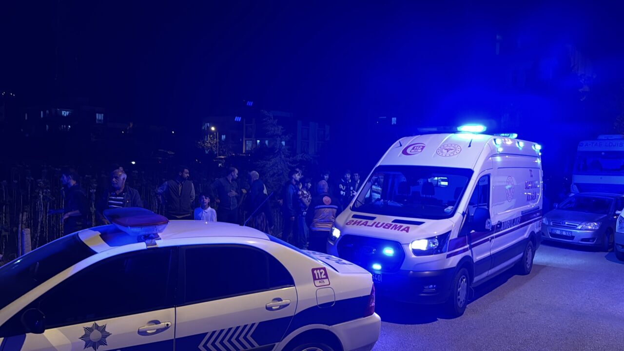 Adıyaman'da iki grup arasında çıkan kavgada 3 kişi yaralandı.