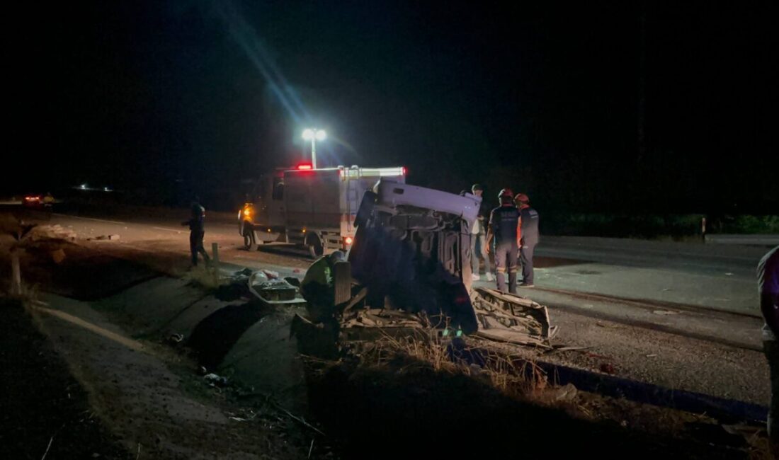 Adıyaman'da otomobilin şarampole devrilmesi sonucu 4 kişi ağır yaralandı.