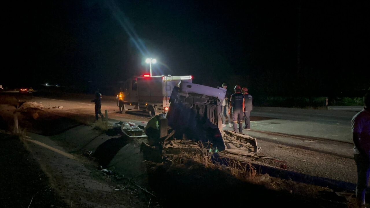 Adıyaman'da otomobilin şarampole devrilmesi sonucu 4 kişi ağır yaralandı.