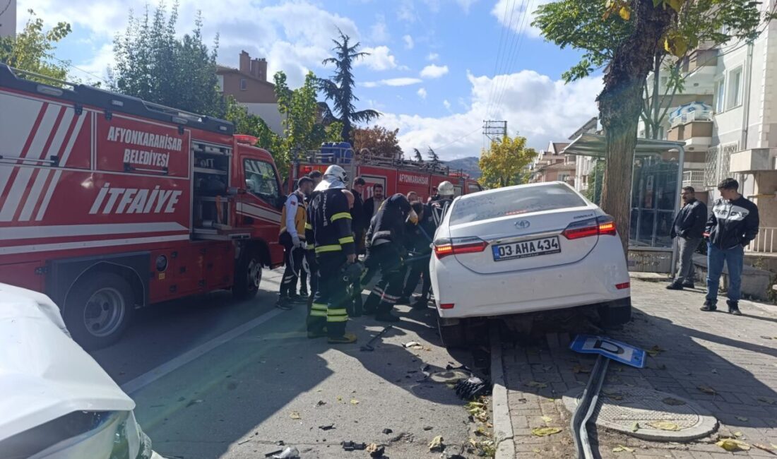 Afyonkarahisar'da iki otomobilin çarpışması sonucu 7 kişi yaralandı.