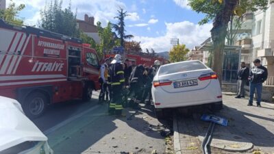 Afyonkarahisar'da iki otomobilin çarpışması sonucu 7 kişi yaralandı.