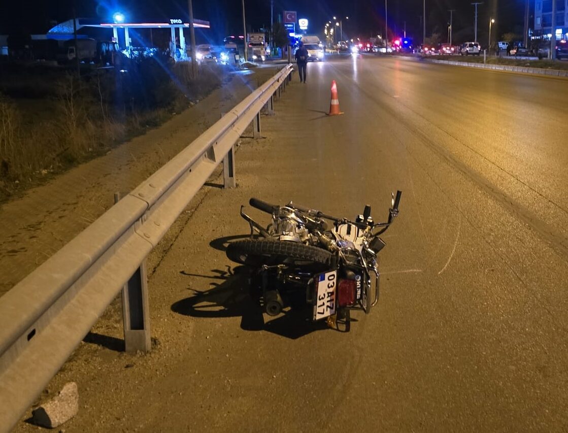  Afyonkarahisar'ın Sinanpaşa ilçesinde otomobil ile motosikletin çarpışması sonucu 1 çocuk