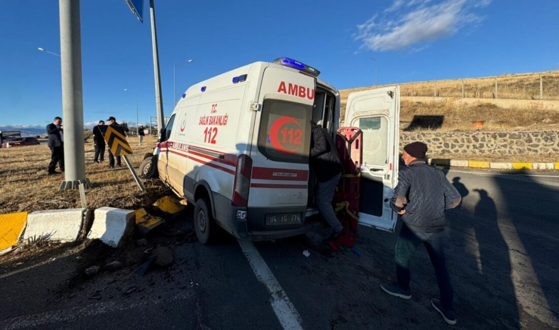  Ağrı'da ambulans ile kamyonetin çarpışması sonucu 2'si ağır 7 kişi