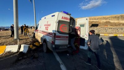 Ağrı'da ambulans ile kamyonetin çarpışması sonucu 2'si ağır 7 kişi