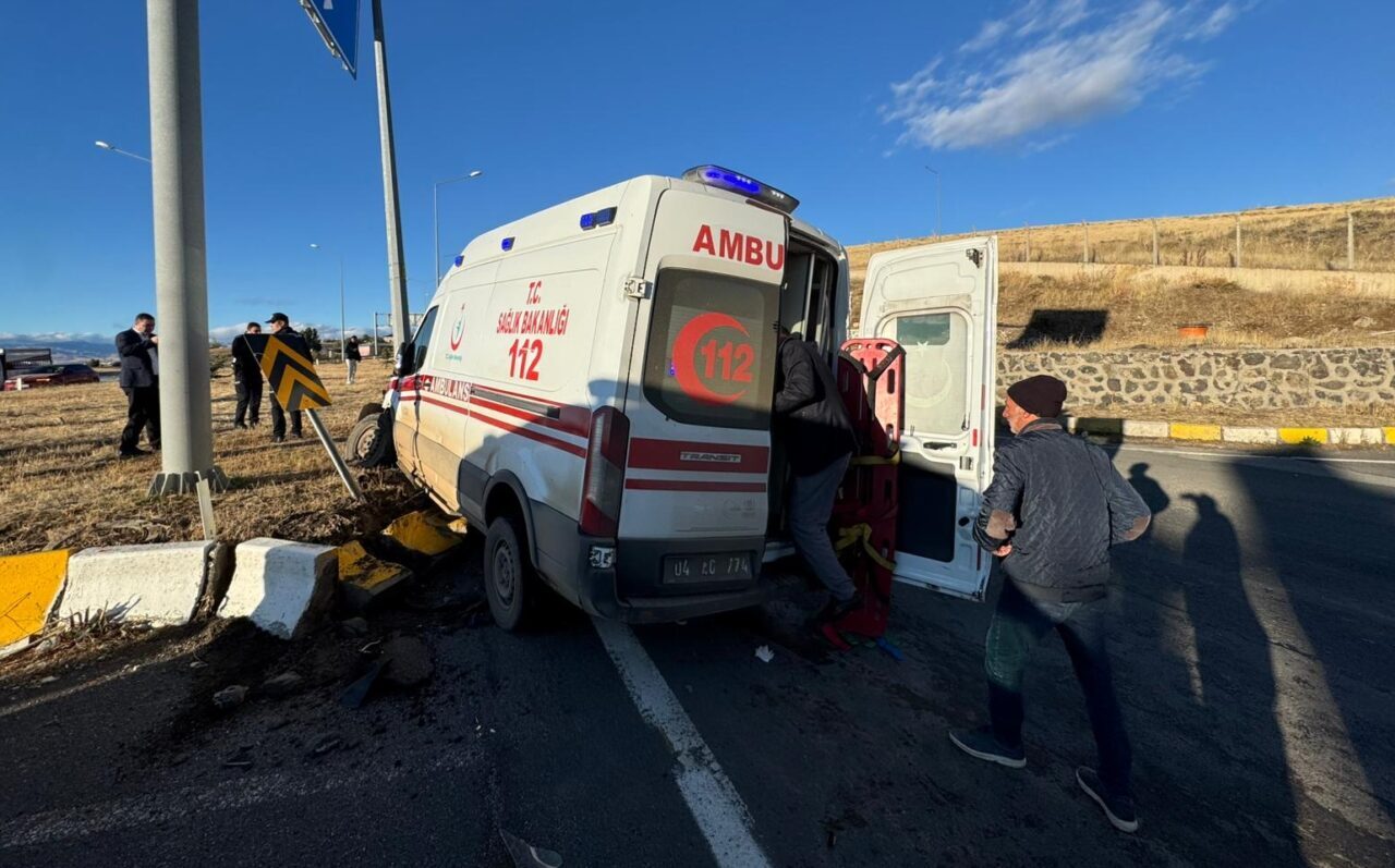  Ağrı'da ambulans ile kamyonetin çarpışması sonucu 2'si ağır 7 kişi