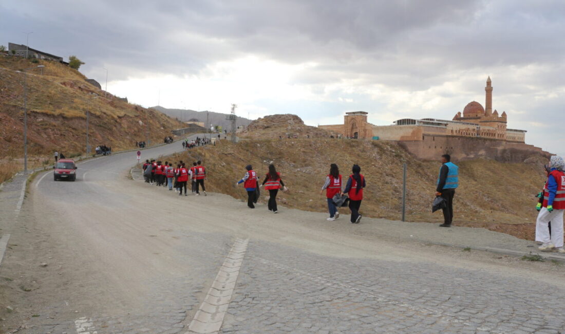  Ağrı'nın Doğubayazıt ilçesinde bulunan İshak Paşa Sarayı çevresinde farkındalık temizliği