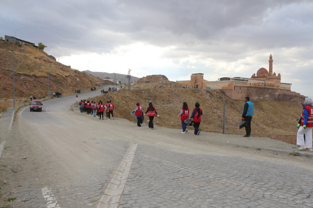  Ağrı'nın Doğubayazıt ilçesinde bulunan İshak Paşa Sarayı çevresinde farkındalık temizliği