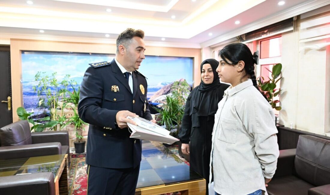 Ağrı'da, öğrenci Asmin Erdem'in Atatürk Anıtı'nı sildiği ve çelenk üzerindeki