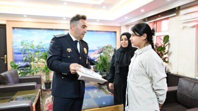 Ağrı'da, öğrenci Asmin Erdem'in Atatürk Anıtı'nı sildiği ve çelenk üzerindeki