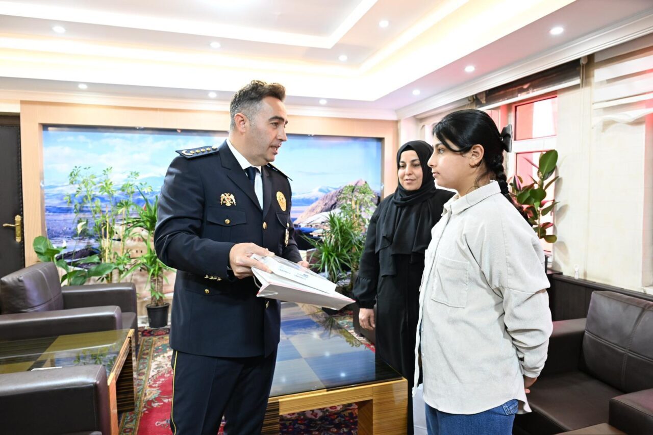 Ağrı'da, öğrenci Asmin Erdem'in Atatürk Anıtı'nı sildiği ve çelenk üzerindeki