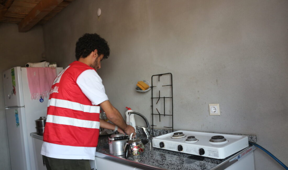 Ağrı'nın Doğubayazıt ilçesinde, üniversite öğrencisi Kızılay gönüllüleri, yalnız yaşayan 88