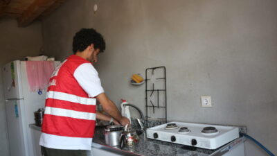 Ağrı'nın Doğubayazıt ilçesinde, üniversite öğrencisi Kızılay gönüllüleri, yalnız yaşayan 88
