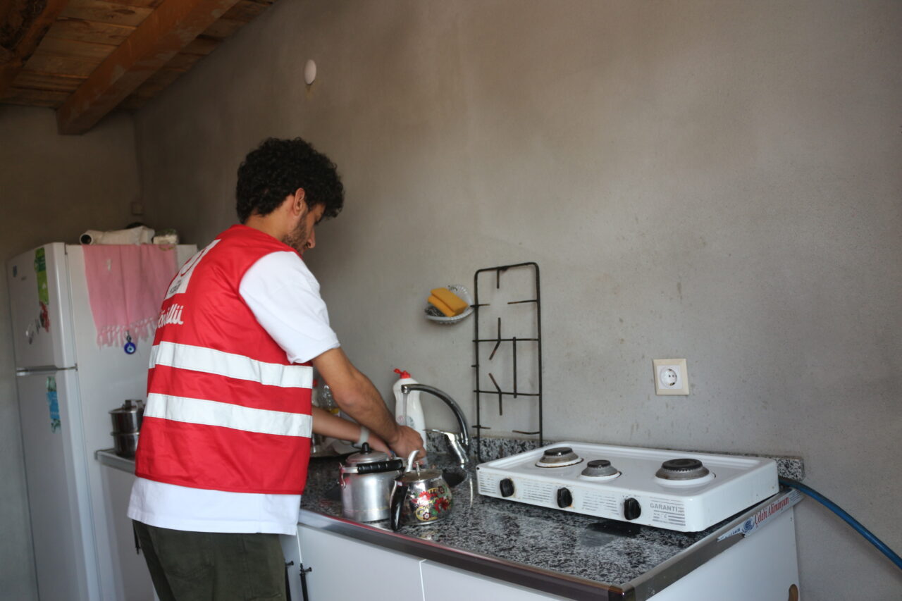 Ağrı'nın Doğubayazıt ilçesinde, üniversite öğrencisi Kızılay gönüllüleri, yalnız yaşayan 88