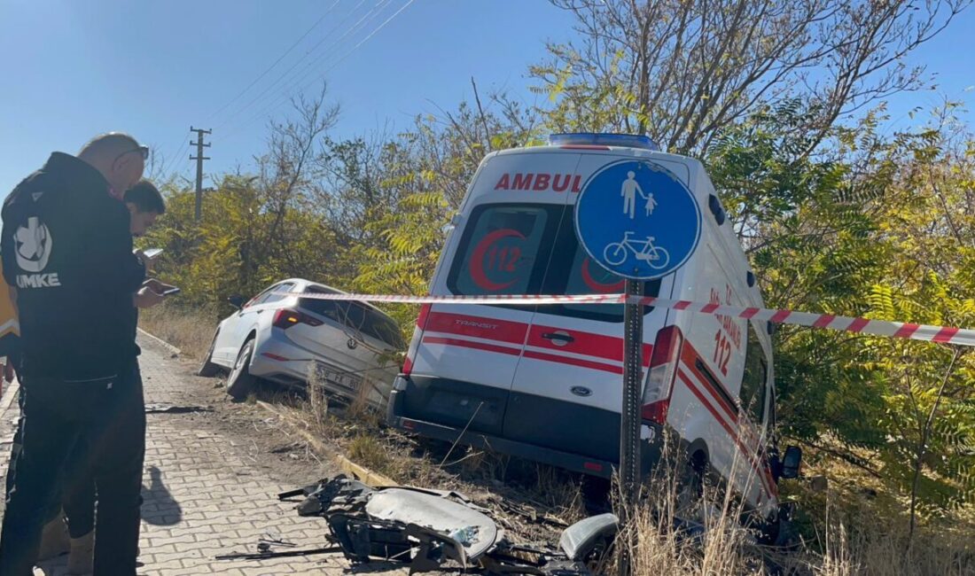 Aksaray'da hasta taşıyan ambulans ile otomobilin çarpışması sonucu 4 kişi
