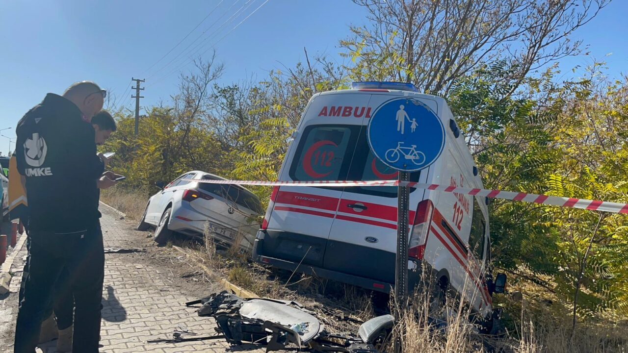 Aksaray'da hasta taşıyan ambulans ile otomobilin çarpışması sonucu 4 kişi