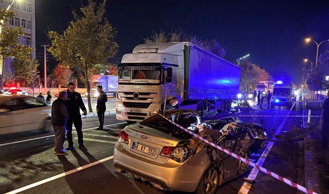 Aksaray'da tıra arkadan çarpan otomobildeki ağabey hayatını kaybetti, kardeşi ise