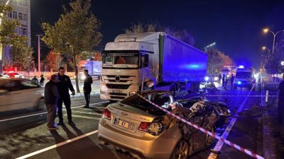 Aksaray'da tıra arkadan çarpan otomobildeki ağabey hayatını kaybetti, kardeşi ise