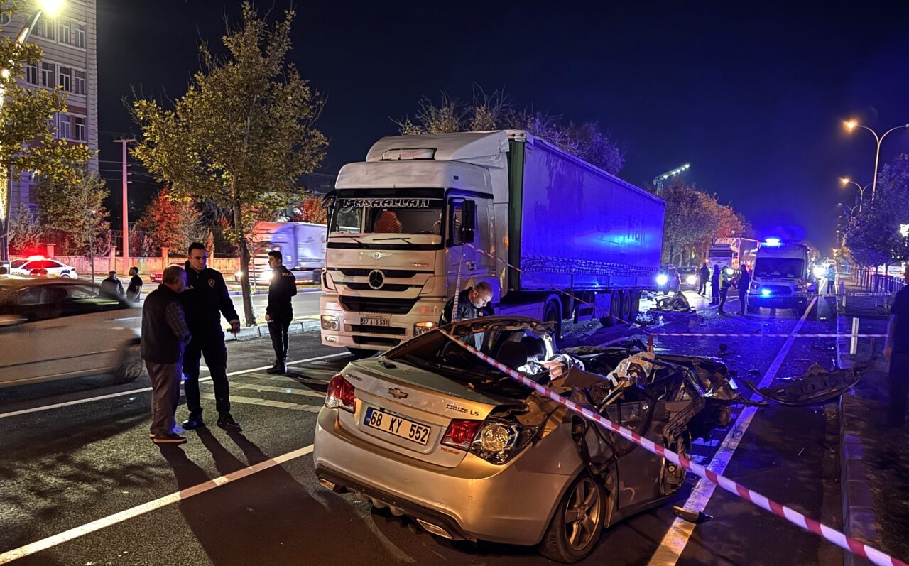 Aksaray'da tıra arkadan çarpan otomobildeki ağabey hayatını kaybetti, kardeşi ise