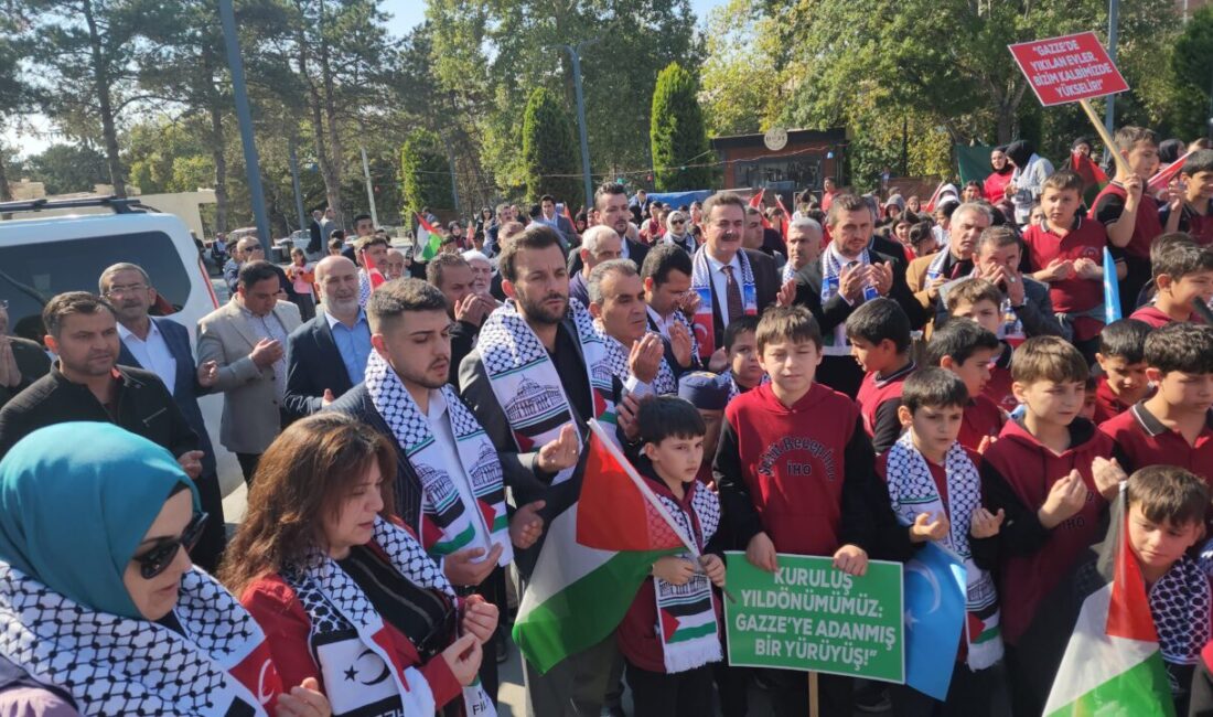 Amasya'nın Suluova ilçesinde Gazze'ye destek yürüyüşü gerçekleştirildi.