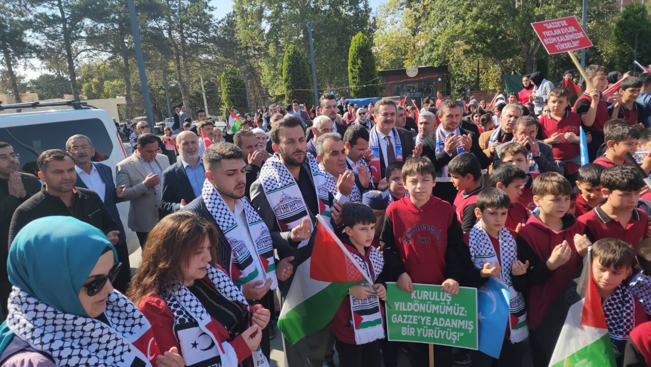 Amasya'nın Suluova ilçesinde Gazze'ye destek yürüyüşü gerçekleştirildi.