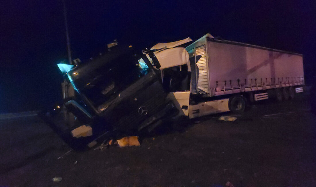 Amasya'nın Suluova ilçesinde iki tırın çarpıştığı kazada 3 kişi yaralandı.