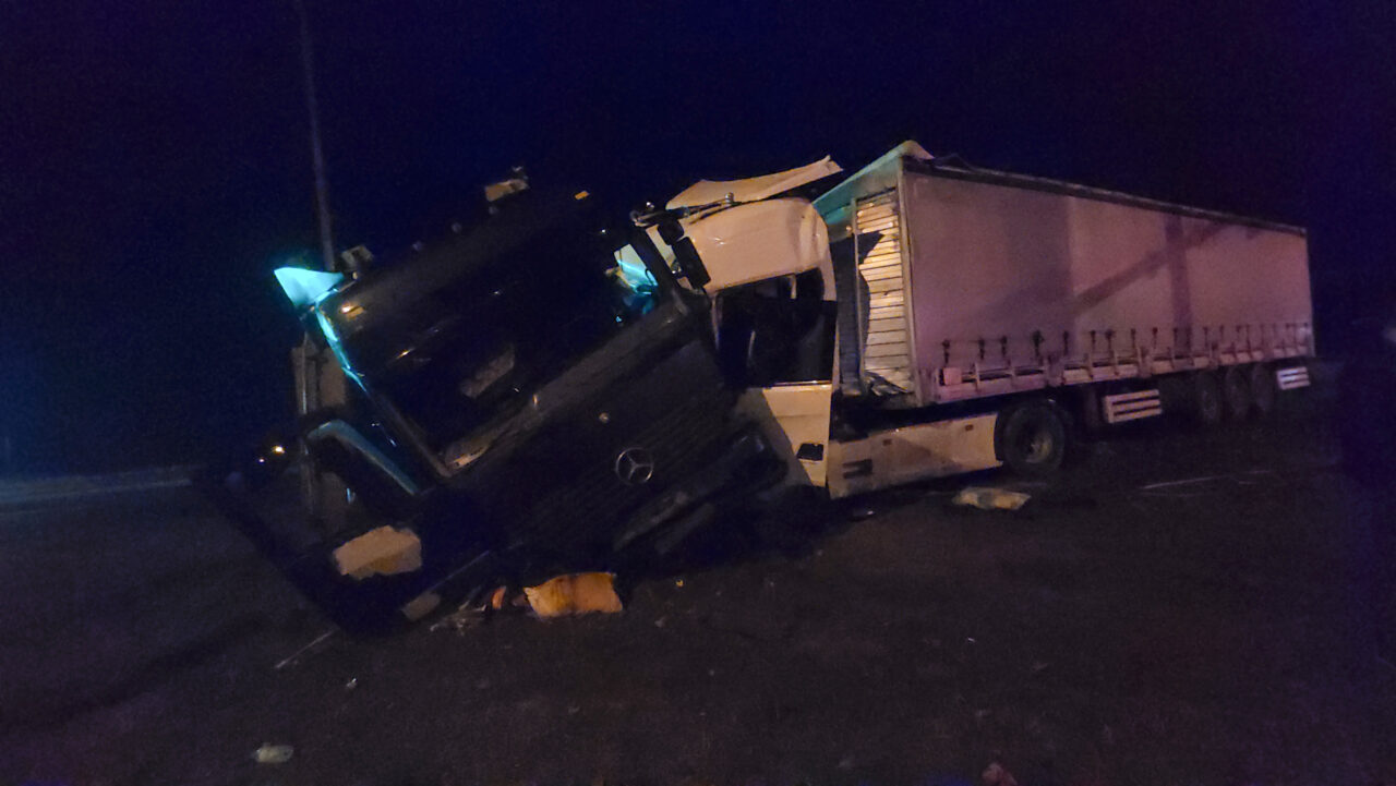 Amasya'nın Suluova ilçesinde iki tırın çarpıştığı kazada 3 kişi yaralandı.