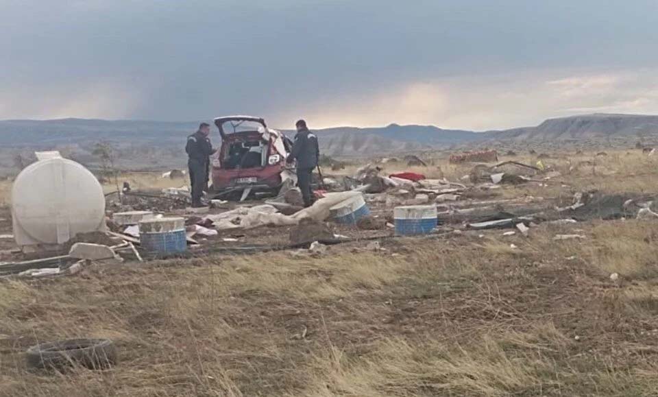 Ankara'nın Ayaş ilçesinde, şiddetli rüzgar ve hortum nedeniyle devrilen konteynerin