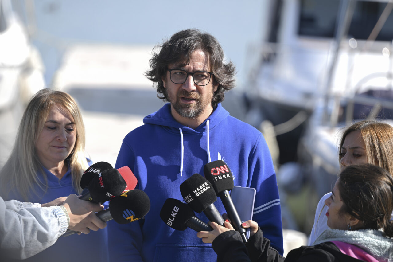  Ankara Yelken Kulübünün (AYK) yöneticileri, kulübün kuruluşunun 25. yılı etkinlikleri