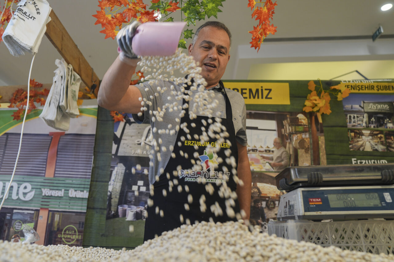 Başkentte yöresel ürünlerin tanıtılması amacıyla düzenlenen "Erzurum Cağ Kebabı ve