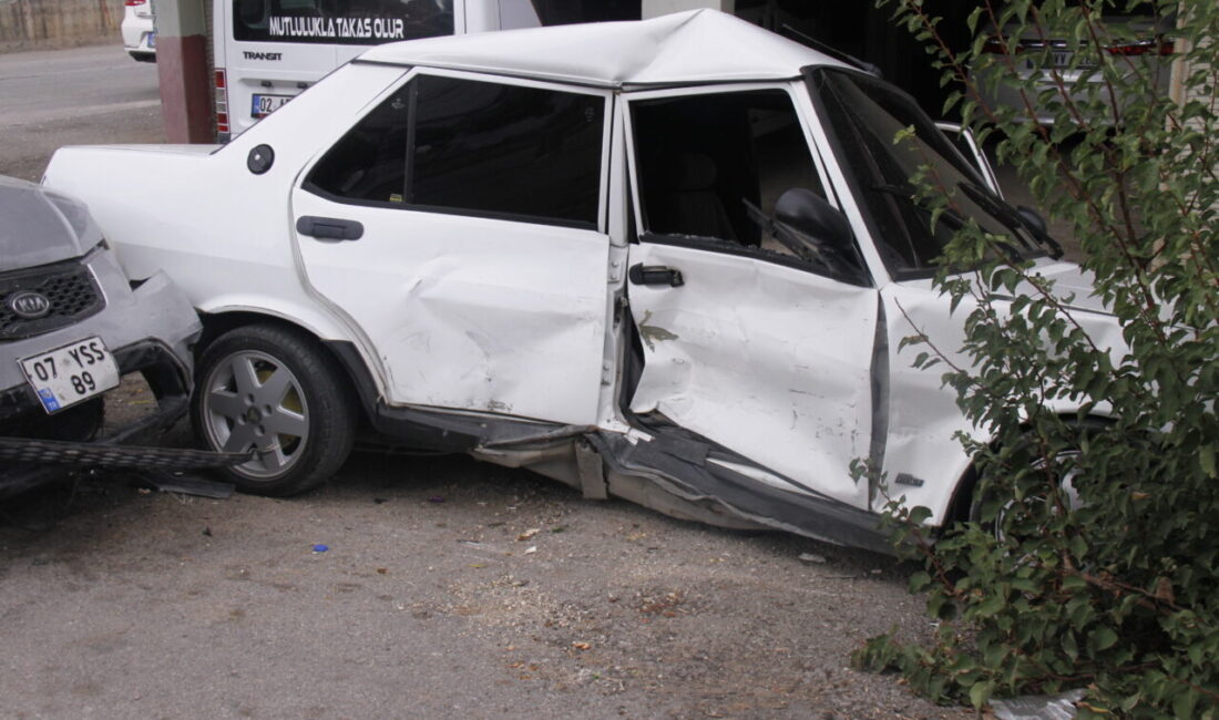  Antalya’nın Serik ilçesinde iki otomobilin çarpışması sonucu 2 kişi yaralandı.