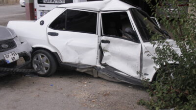  Antalya’nın Serik ilçesinde iki otomobilin çarpışması sonucu 2 kişi yaralandı.