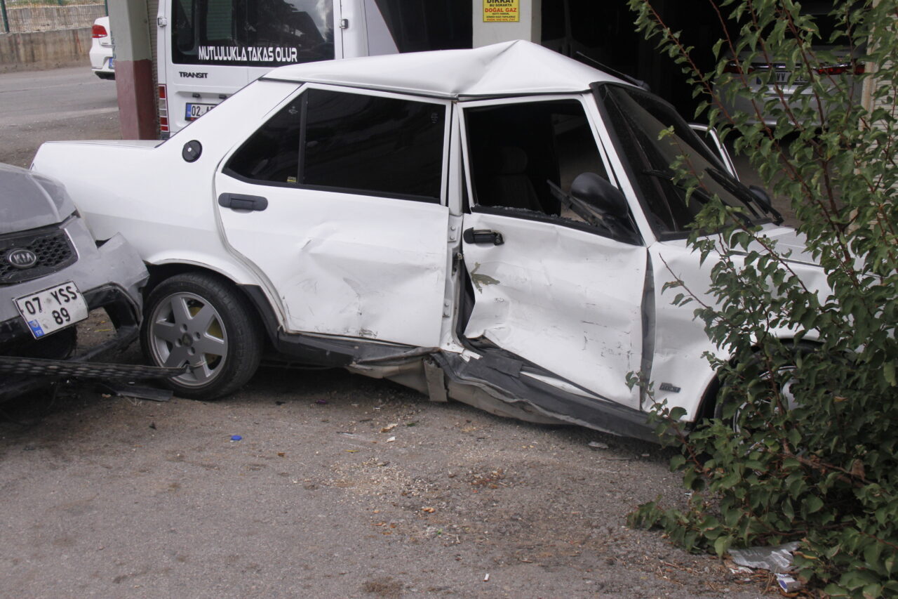  Antalya’nın Serik ilçesinde iki otomobilin çarpışması sonucu 2 kişi yaralandı.