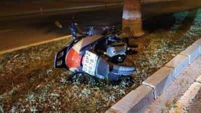 Antalya'nın Manavgat ilçesinde refüjdeki aydınlatma direğine çarpan motosikletin sürücüsü hayatını