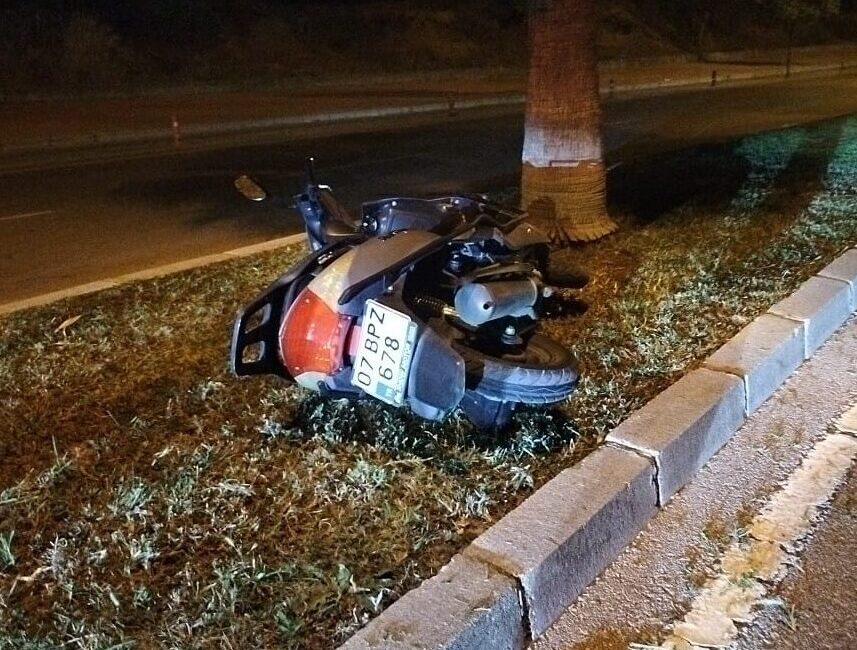 Antalya'nın Manavgat ilçesinde refüjdeki aydınlatma direğine çarpan motosikletin sürücüsü hayatını