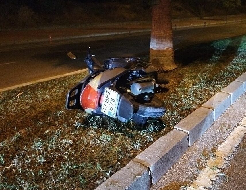 Antalya'nın Manavgat ilçesinde refüjdeki aydınlatma direğine çarpan motosikletin sürücüsü hayatını