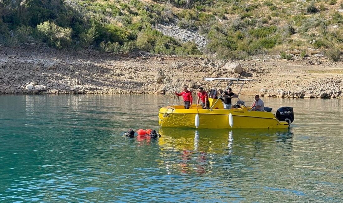  Antalya'nın Manavgat ilçesindeki Oymapınar Baraj Gölü'nde gezi teknesiyle katıldığı turda