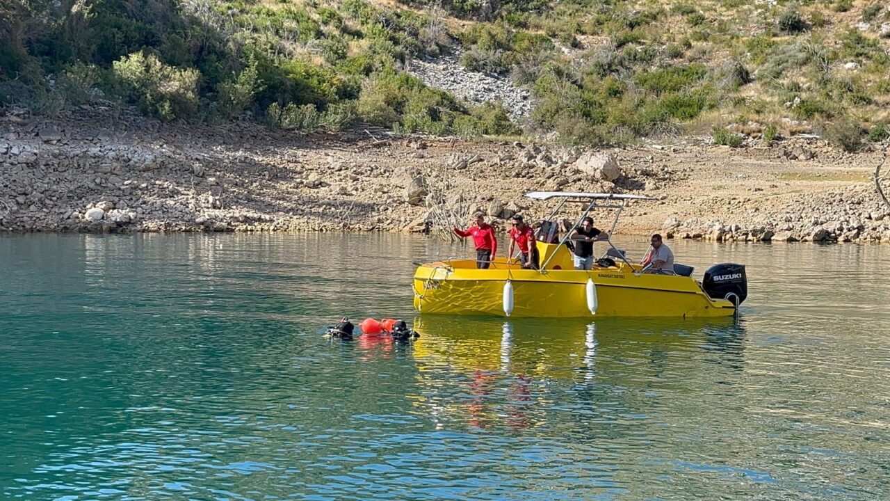  Antalya'nın Manavgat ilçesindeki Oymapınar Baraj Gölü'nde gezi teknesiyle katıldığı turda