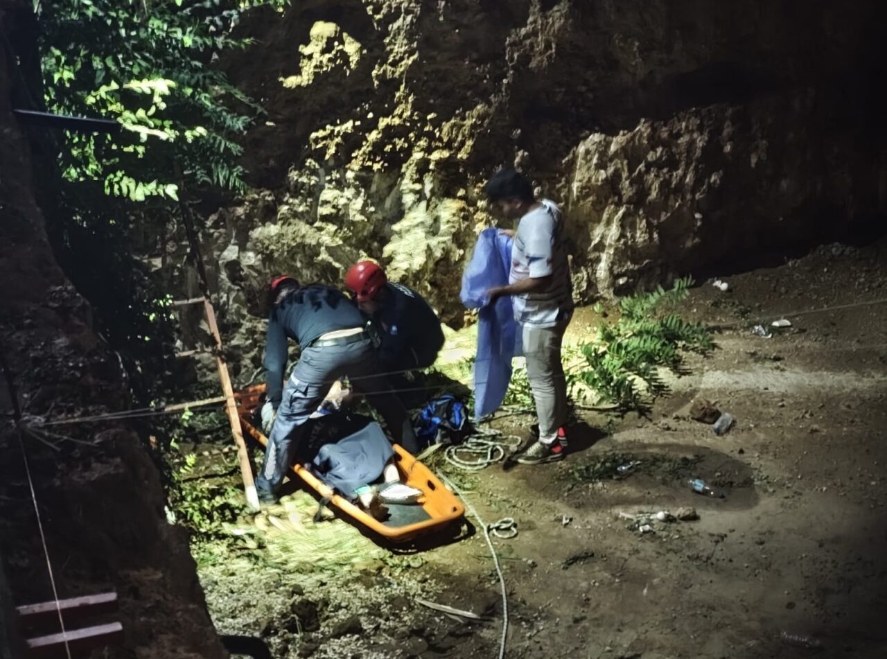  Antalya'nın Muratpaşa ilçesinde 4 metre derinlikteki çukura düşen Rus turist,