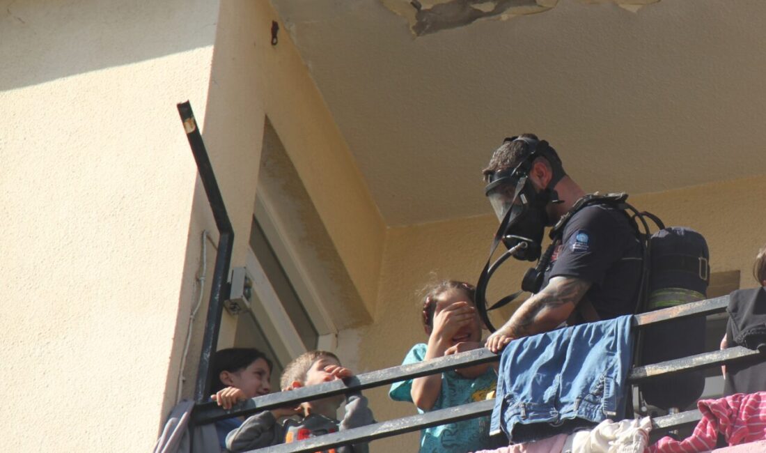 Antalya'nın Serik ilçesinde bir evde çıkan yangında, bitişik apartmanda mahsur